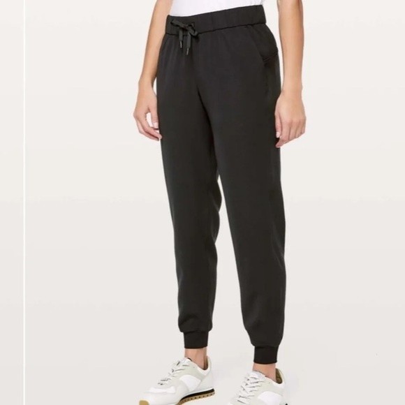 lululemon athletica Pants - LULULEMON ATHLETICA Womens On The Fly Jogger in Black Luxtreme Fabric. Sz 4